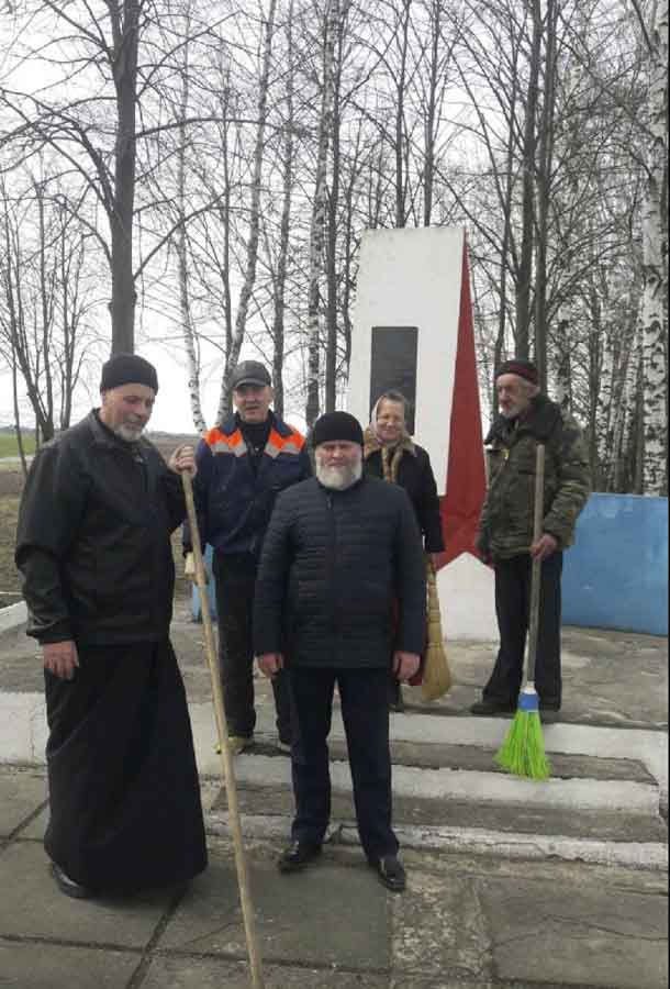 Благоустройство кладбищ священниками Чечерского благочиния