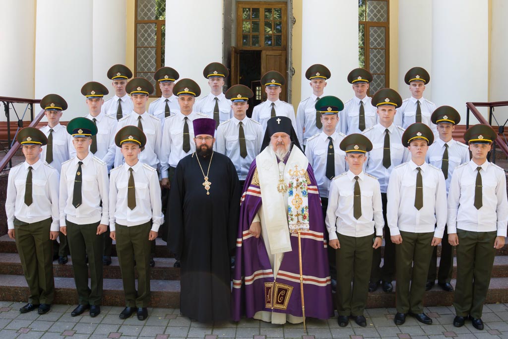 Архиепископ Стефан совершил чин освящения погон молодых офицеров