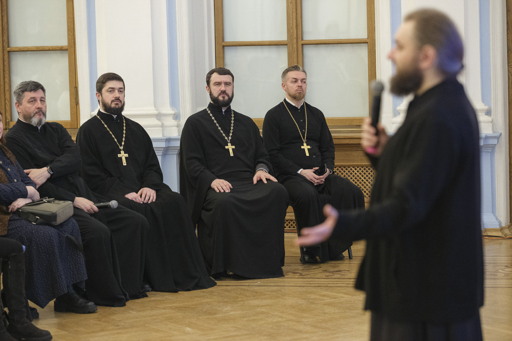 Архимандрит Савва (Мажуко) говорит в микрофон, на переднем плане видна часть его руки и борода